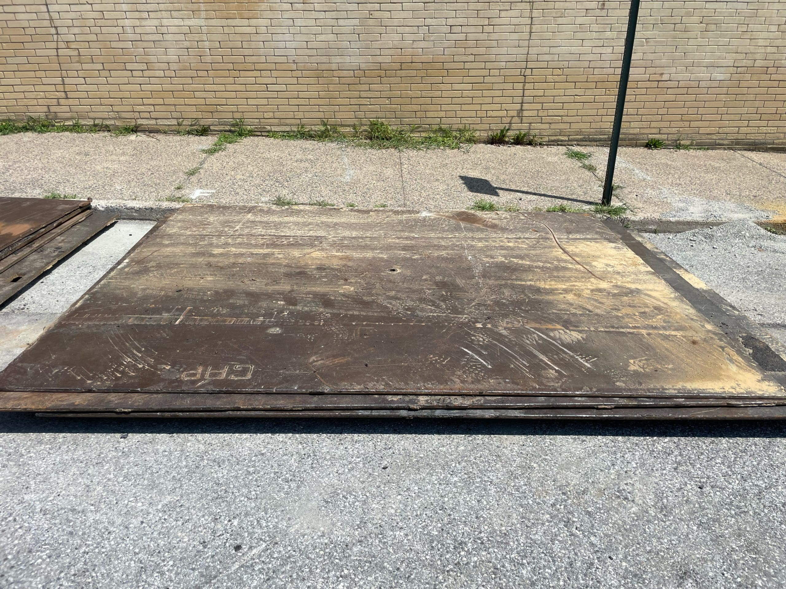 image1-scaled-min A stack of Delaware Valley Steel road plates stacked on site at a road project.